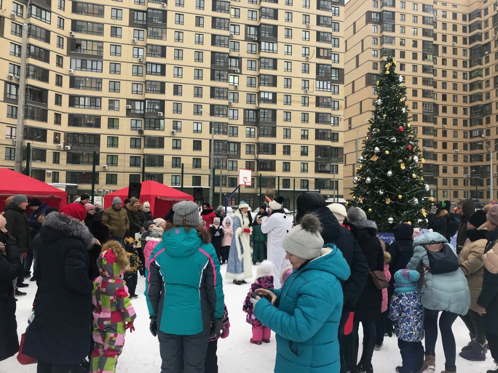 Жк новое медведково. Управляющая компания новое Медведково. Инград новый год. Медведь танцует на празднике в ЖК новое Медведково. Фотографии новое Пушкино дед Мороз Инград.